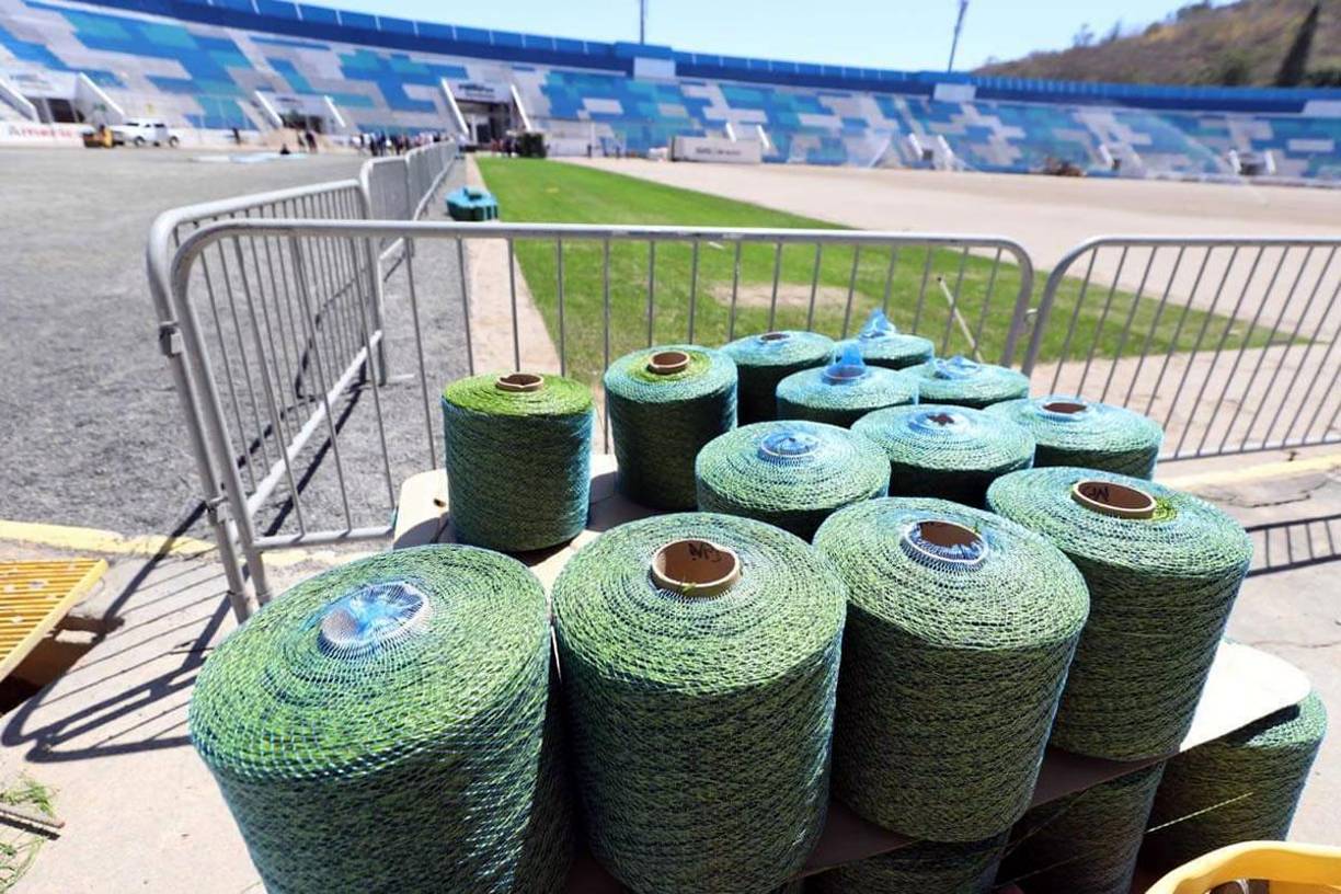 “Estamos introduciendo 18 o 20 centímetros de fibra en todo el terreno de juego. La raíz del césped natural se entrelaza con la fibra que se metió y arriba seguimos viendo cien por ciento césped natural. Ustedes nunca van a llegar a ver la fibra en la superficie. Lo que van a ver es mayor resistencia”, expuso Cubillo, perteneciente a la empresa TMS Grass.