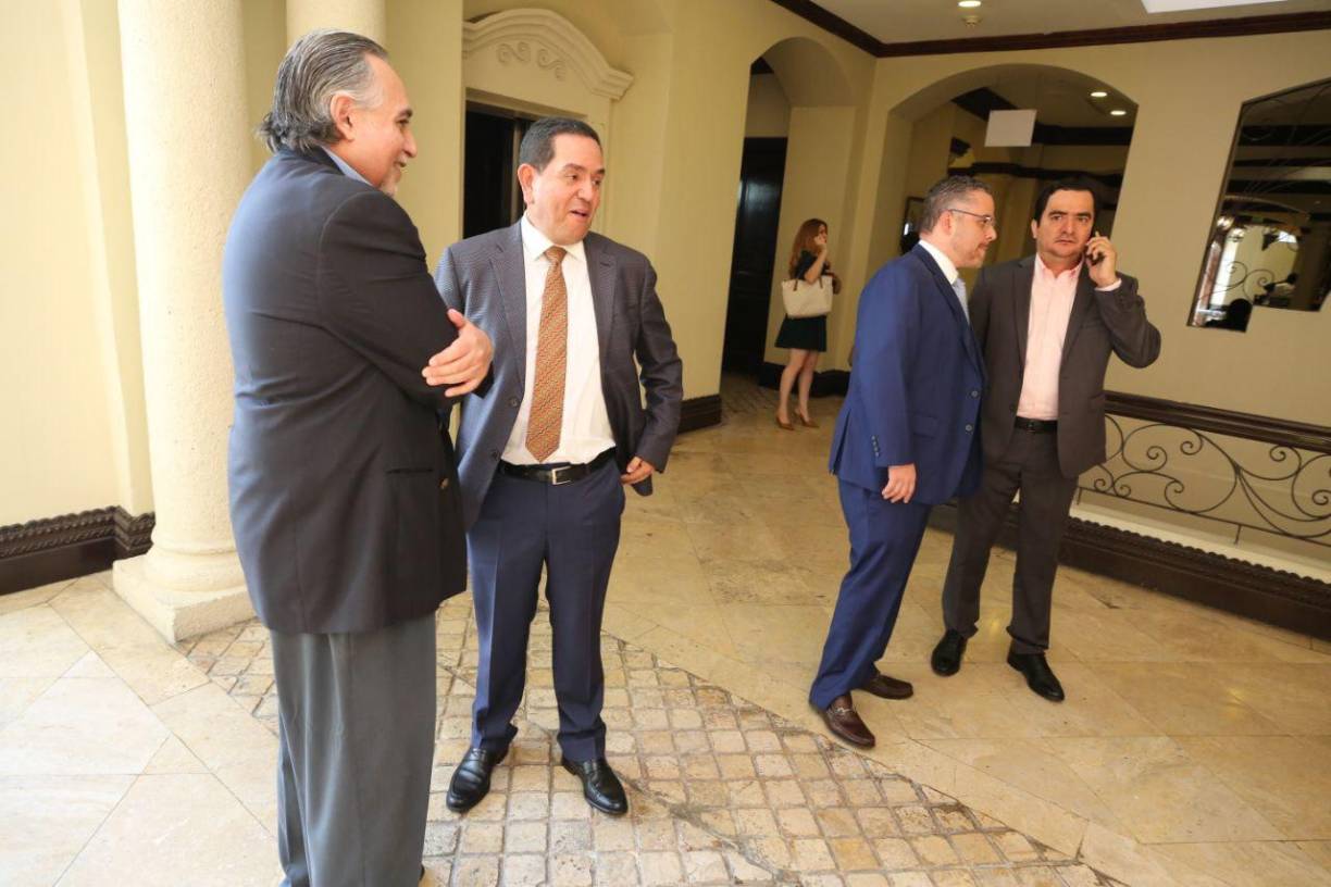 “Estamos preocupados por la situación social del país, la inseguridad, los altos costos de la canasta básica (...) por eso se ha tomado la determinación de conformar una mesa de diálogo”, dijo el presidente del Partido Nacional, David Chávez, al salir del encuentro.