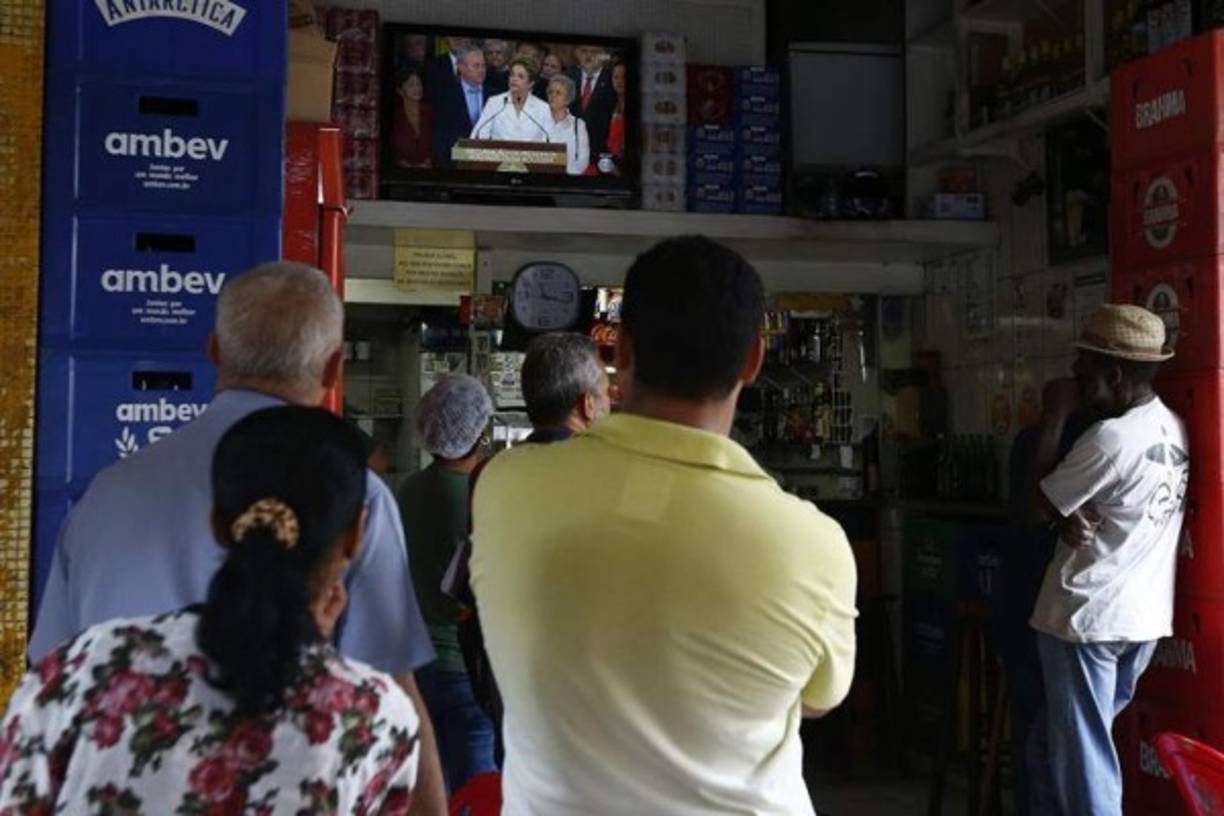Los brasileños siguieron este jueves la declaración de Dilma Rousseff tras la separación de la presidencia. Fotos: AFP y EFE.