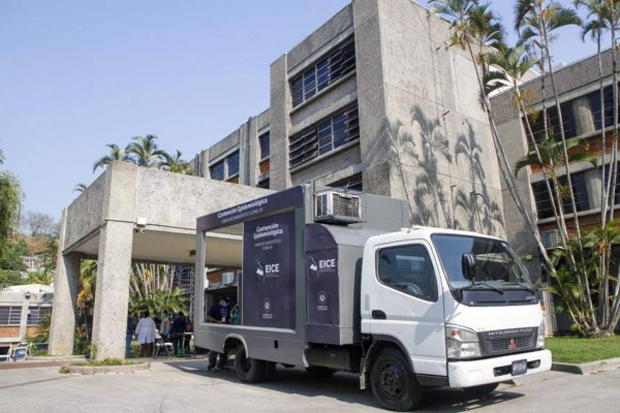 El Ministerio de Salud espera obtener otras 12 cabinas de este tipo, una por cada departamento del país, para tomar la mayor cantidad de muestras posibles y aislar a los que resulten positivos para así frenar la propagación del letal virus.