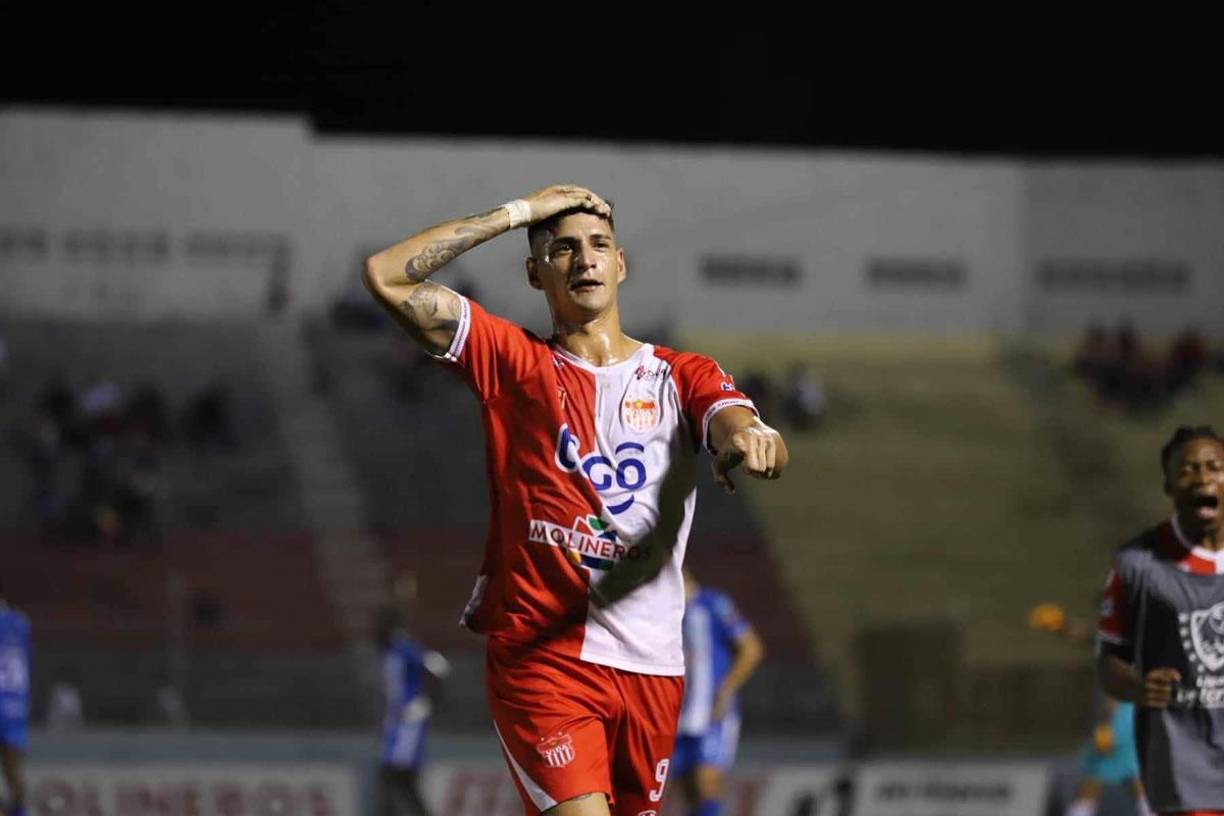 El delantero argentino Gabriel Tellas volvió a poner en ventaja al Vida con el 2-1 en el marcador.