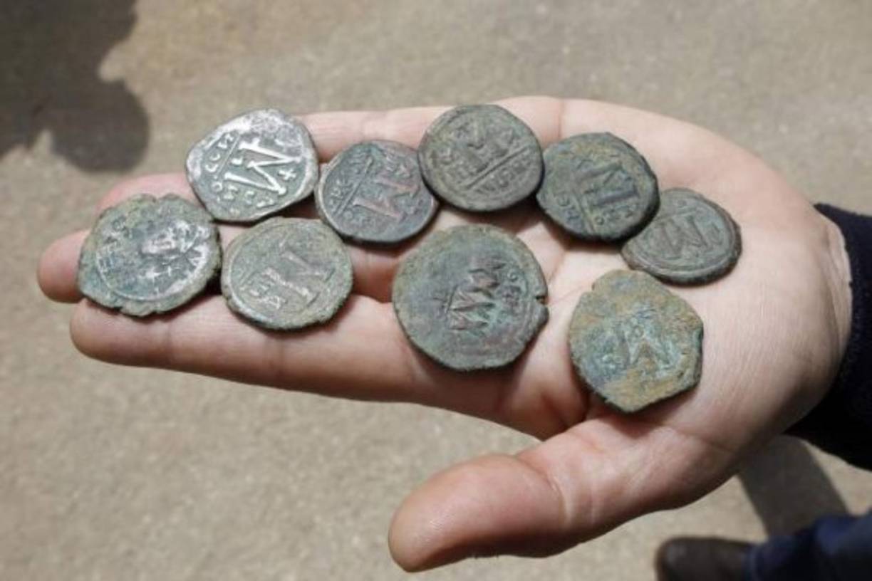 La Oficina Regional de Arqueología y Conservación de Monumentos del 'Land', informó que se han rescatado más de 600 piezas de plata del siglo X después de Cristo, entre las que se encuentran hasta 100 monedas acuñadas por el rey Blåtand.