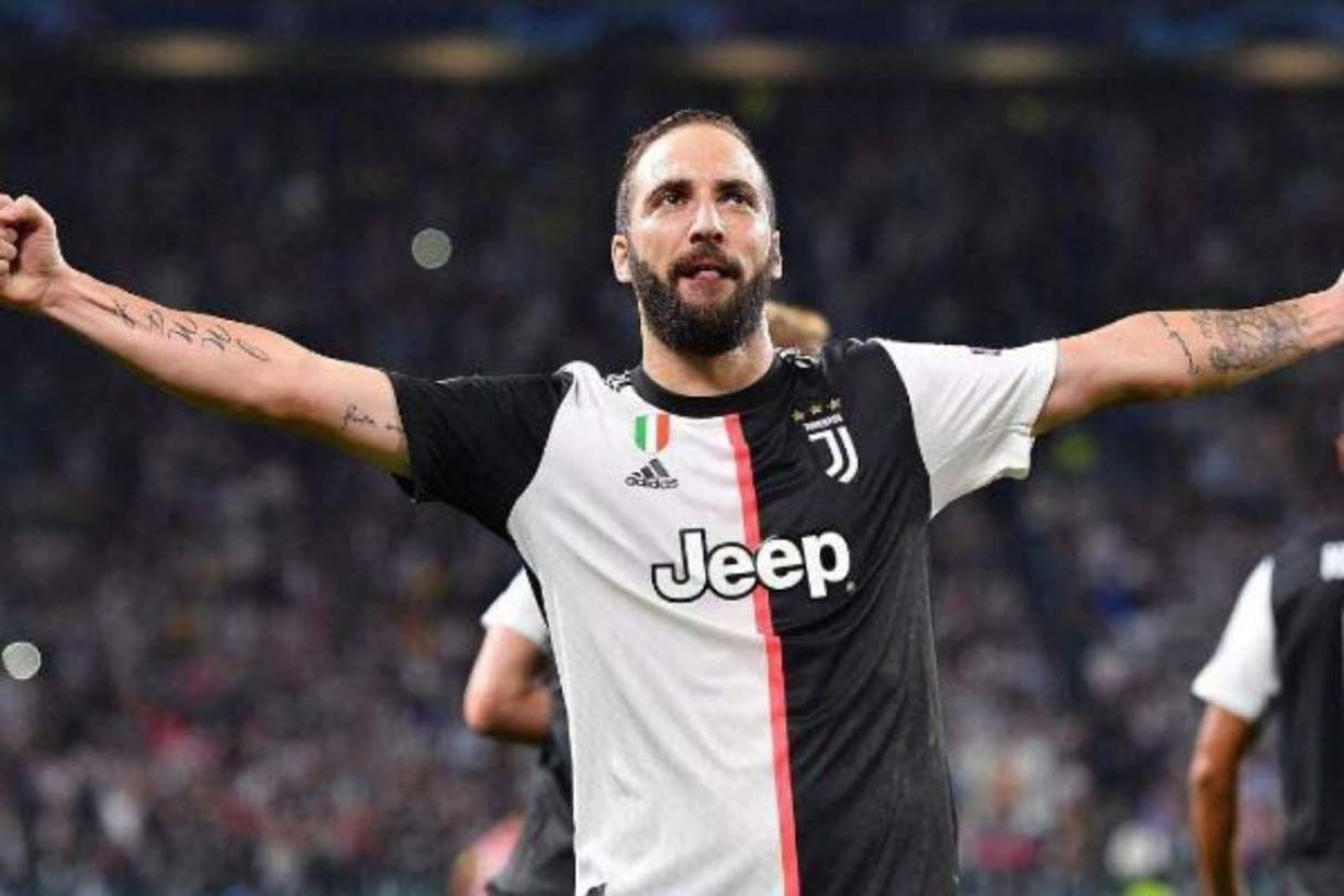 Gonzalo Higuaín: Con uno de los sueldos más altos de la plantilla (7,5 millones de euros), el delantero argentino sería otro de los que no seguirá en la Juve.