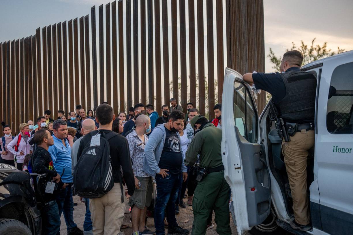 Cientos de inmigrantes indocumentados siguen cruzando a diario la frontera sur de Estados Unidos pese al fallo de un juez federal el pasado viernes que mantiene el Título 42, una política que permite a las autoridades estadounidenses la expulsión inmediata de quienes ingresen en su territorio sin permitirles solicitar asilo. 