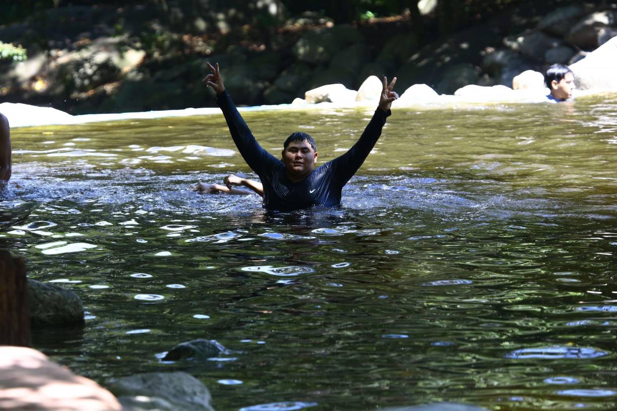 Un joven disfruta de su Feriado Morazánico en el balneario Bella Vista de El Zapotal.