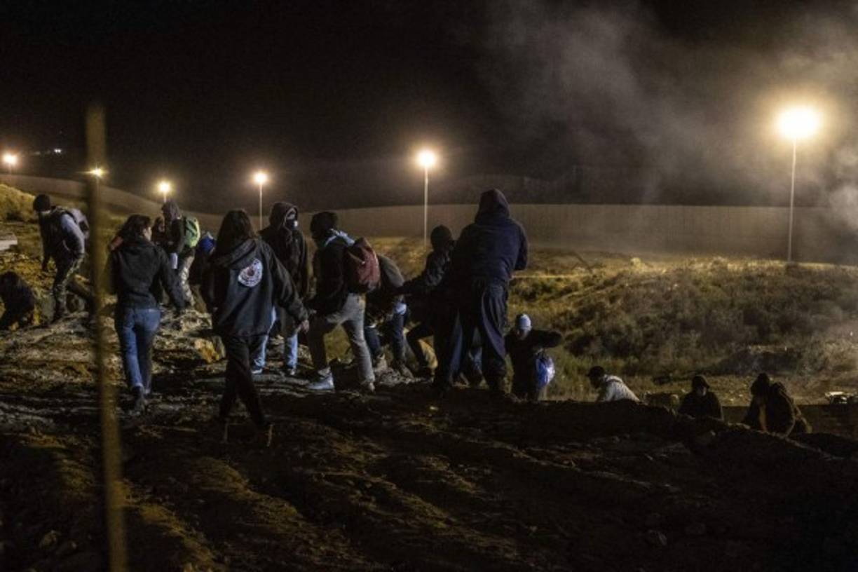 Cuando cayó la noche y en ambos lados de la frontera se preparaban para recibir el 2019, se registró un primer incidente cuando un grupo de migrantes intentó cruzar, pero desistieron ante la presencia de las fuerzas estadounidenses que lanzaron bombas de humo.