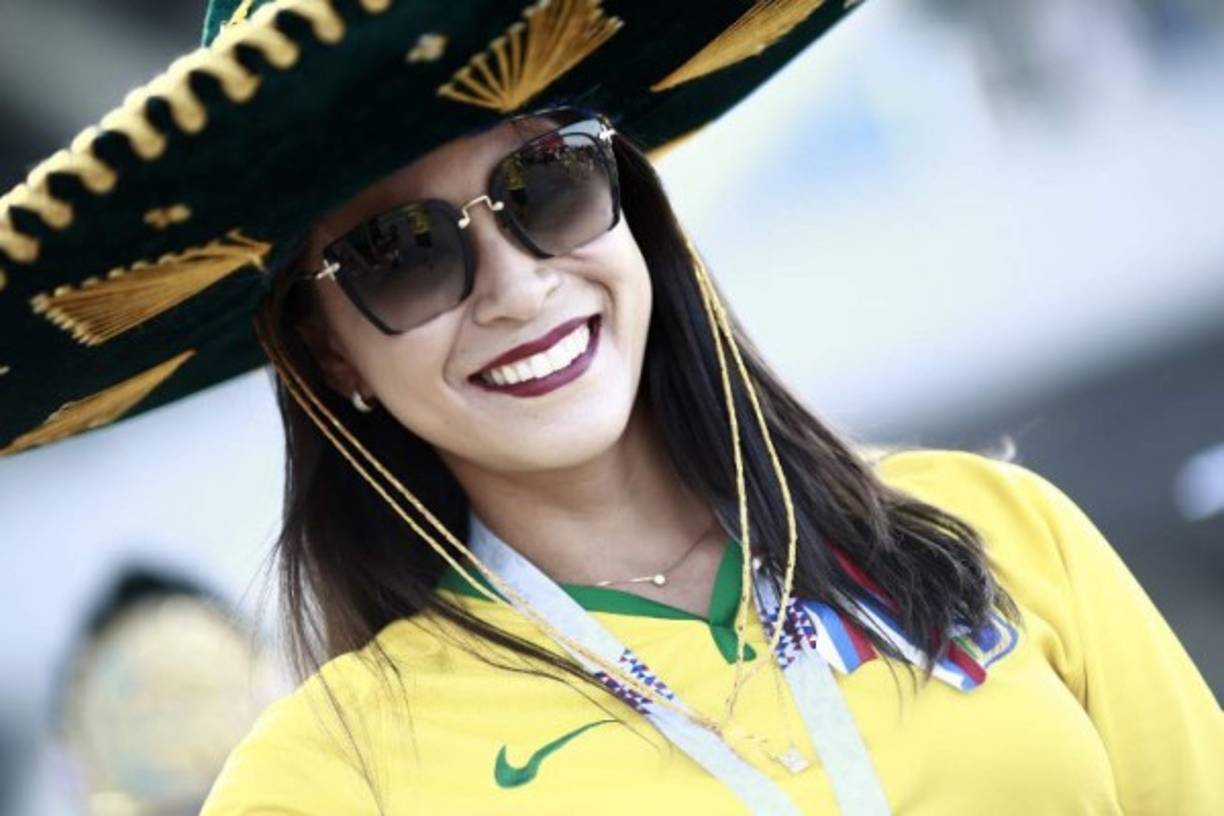 Las chicas brasileñas engalanaron las gradas del Samara Stadium. Foto AFP