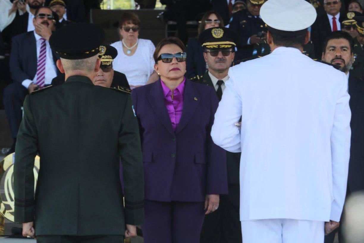 Añadió que confía en los nuevos miembros de la Junta de Comandantes de la institución castrense, que ella designó, de quienes dijo que “sé que responderán ante nuestros desafíos como militares profesionales comprometidos en la defensa de nuestra soberanía y de nuestra independencia patria, así como las tareas que les asigné contra el crimen, las emergencias nacionales y la seguridad nacional”.