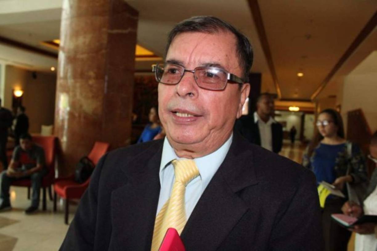 Es Eliseo Vallecillo Reyes, quien aspira a la silla presidencial por el partido Va Movimiento Solidario (Vamos). Anteriormente militó como diputado por la Democracia Cristiana.