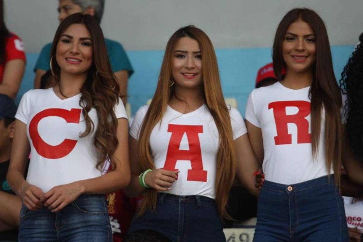 Las modelos de Carrion robaron miradas en las gradas del Nacional.