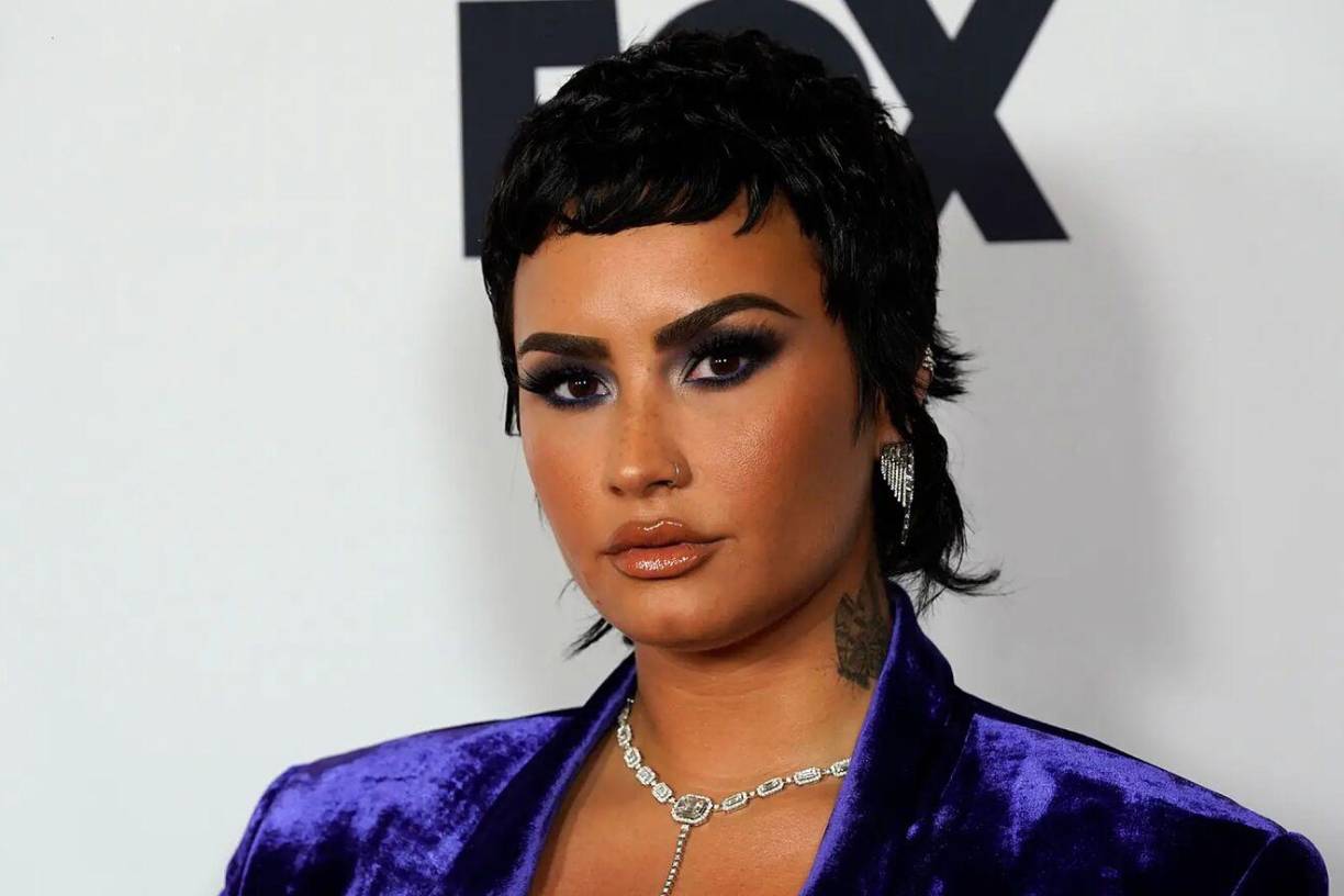 “Empecé a experimentar cuando tenía 12 o 13 años. Tuve un accidente automovilístico y me recetaron opiáceos. Mi madre no pensó que tendría que esconder los opiáceos a su hija de 13 años, pero en ese momento ya estaba bebiendo. Me habían acosado y buscaba una vía de escape”, aseguró Demi.