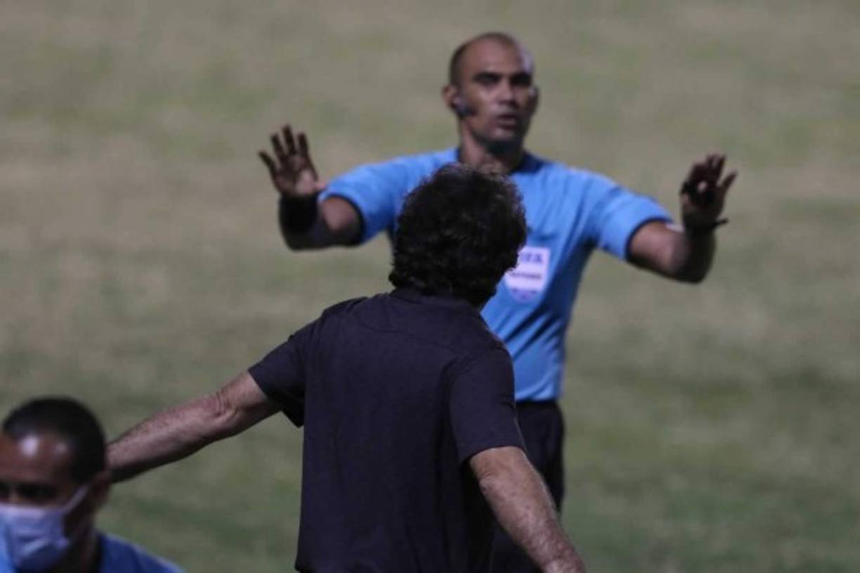El árbitro Óscar Moncada le pide que se calme a Héctor Vargas.