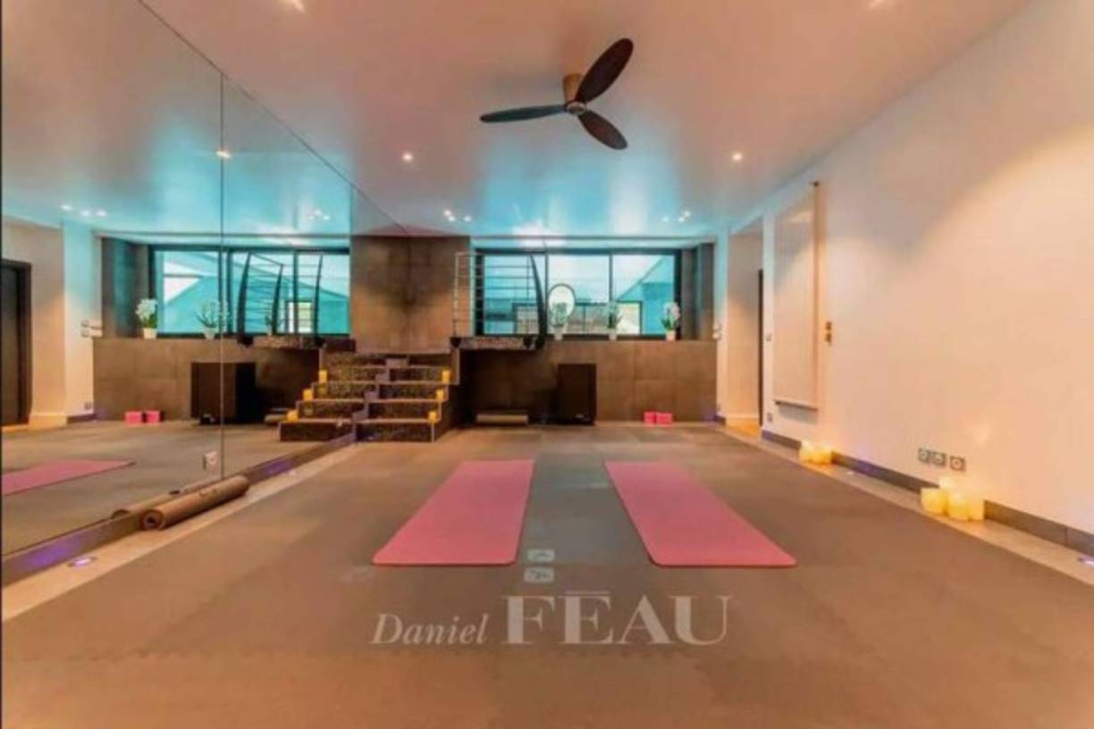 Antonin Thomas, responsable de alquileres de Daniel-Féau, reveló al portal Le Parisien que su agencia de bienes raíces fue contactada por el PSG y filtró los requisitos impuestos por el futbolista rosarino. “Quieren lo mismo que en el Barcelona, una casa contemporánea con un estilo muy limpio, sin ningún trabajo por hacer, con un exterior y piscina', indicó. Foto Inmobiliaria Daniel Féau.