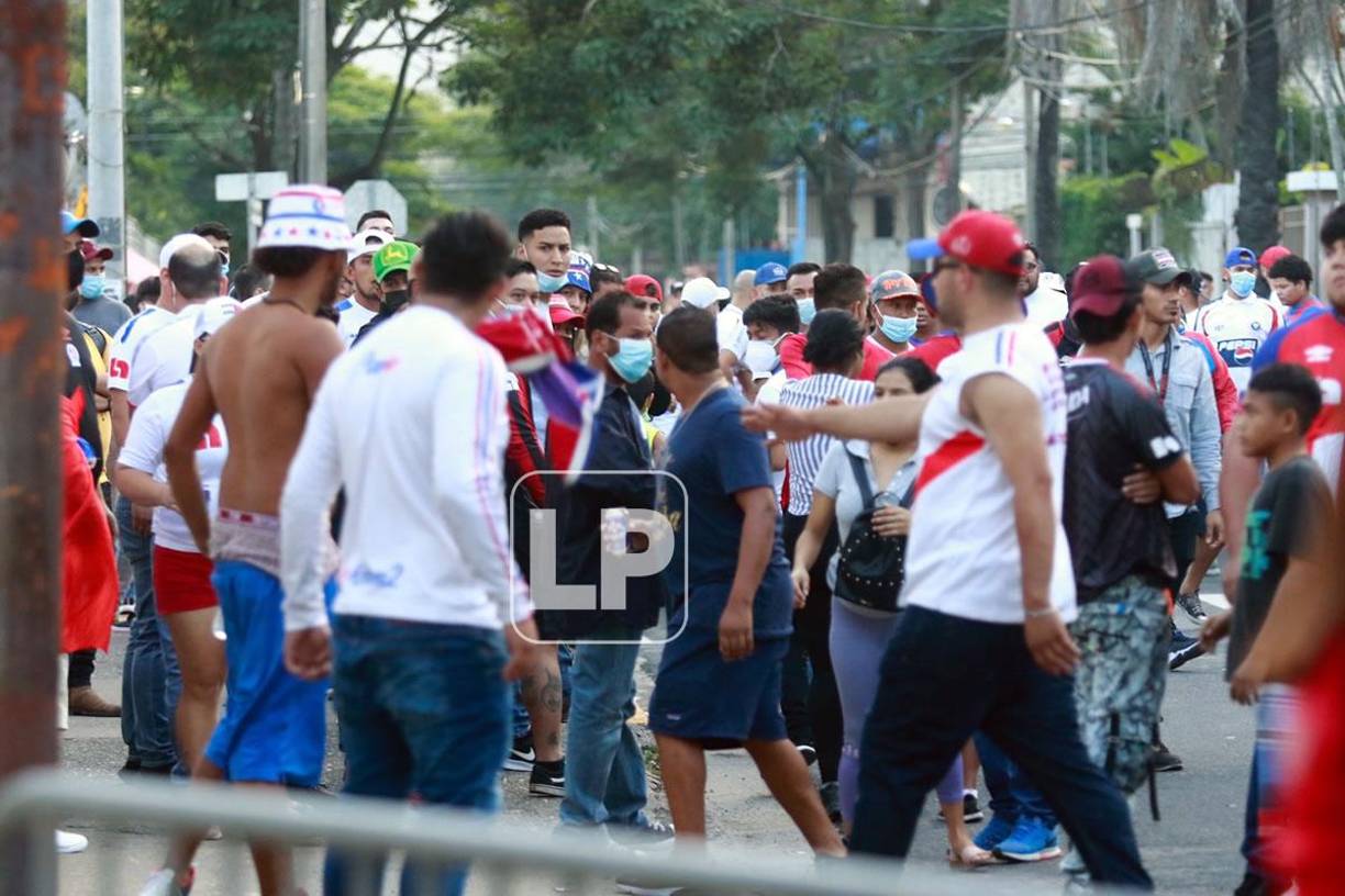 Aficionados del Real España comenzaron el relajo y los olimpistas respondieron.