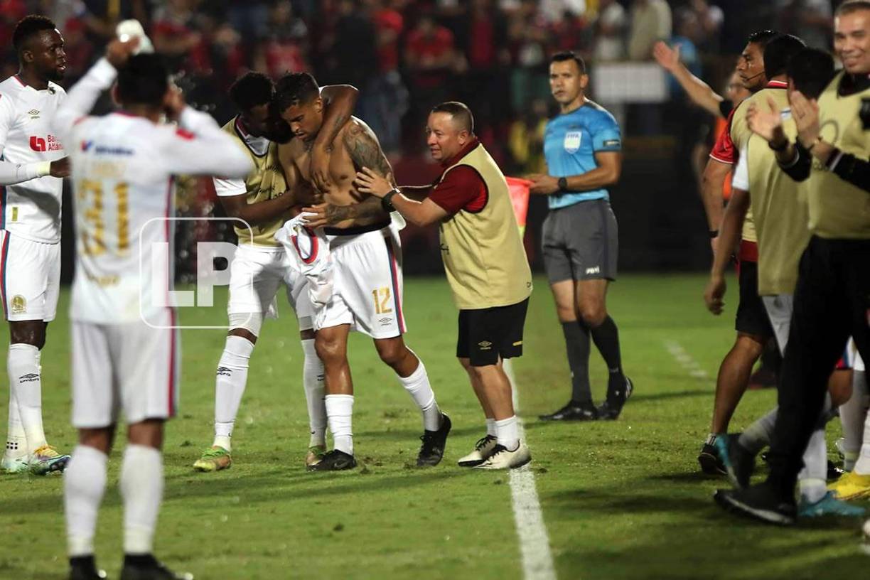 Los jugadores del Olimpia celebrando el gol de Gabriel Araújo Carvalho sobre el final del partido.
