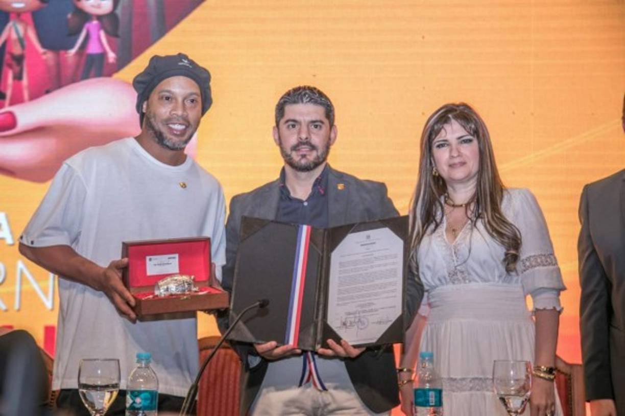 Antes de que estallara el escándalo, Dinho fue galardonado con el título de Visitante Ilustre de Asunción, junto al alcalde de la ciudad, Óscar Rodríguez.