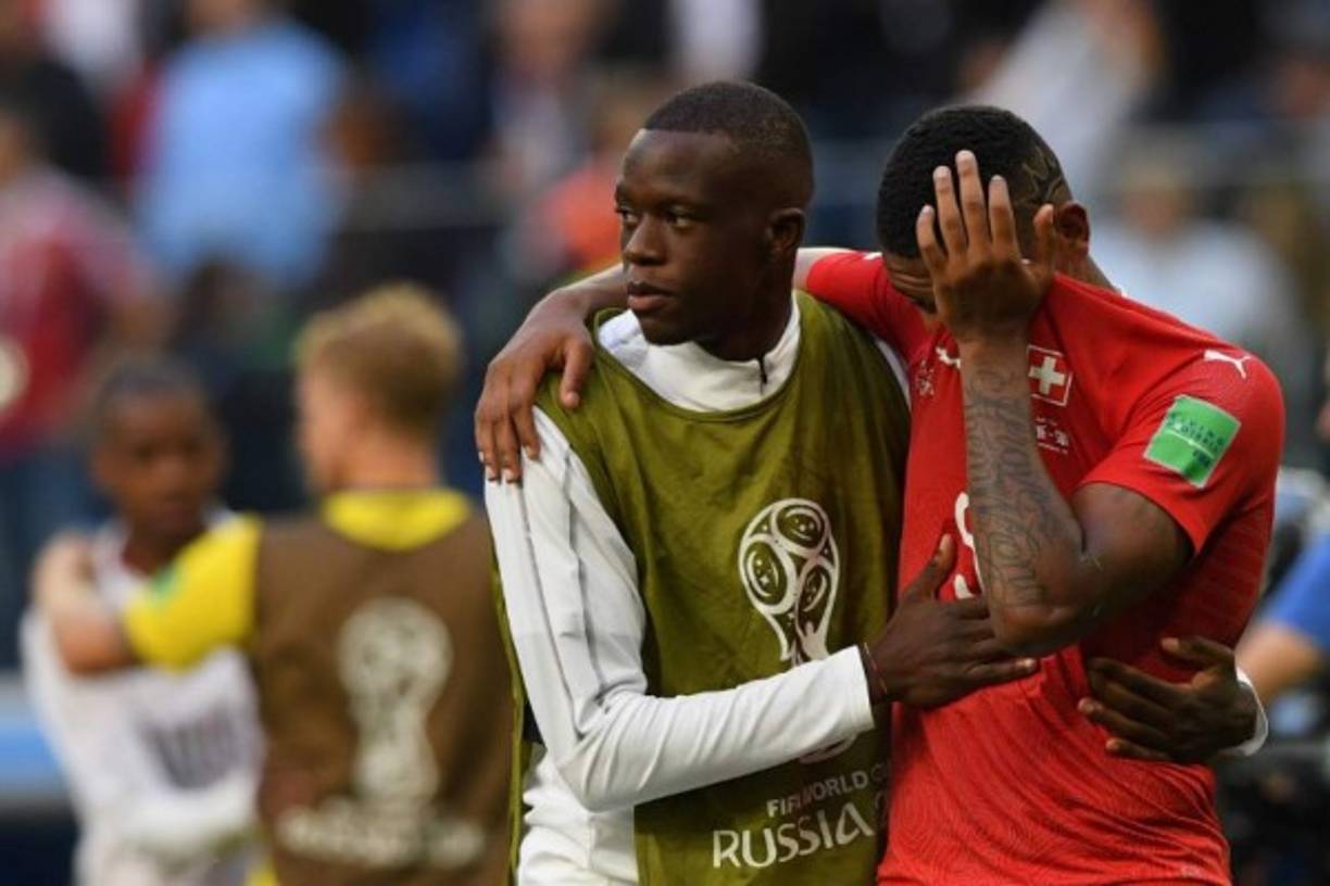 El mediocampista Gelson Fernandes es confortado por Manuel Akanji después de la derrota suiza. Foto AFP