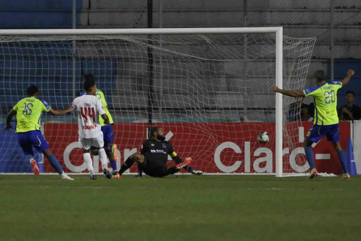 Edrick Menjívar vomitó el tiro libre de Elison Rivas y Óscar Almendárez aprovechó el rebote para marcar el empate 1-1.