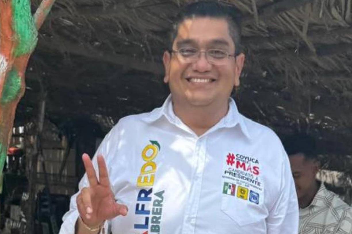 Instantes más tarde, los escoltas de una empresa privada que resguardaban y brindaban seguridad al candidato, dispararon en varias ocasiones al agresor, hasta quitarle la vida.