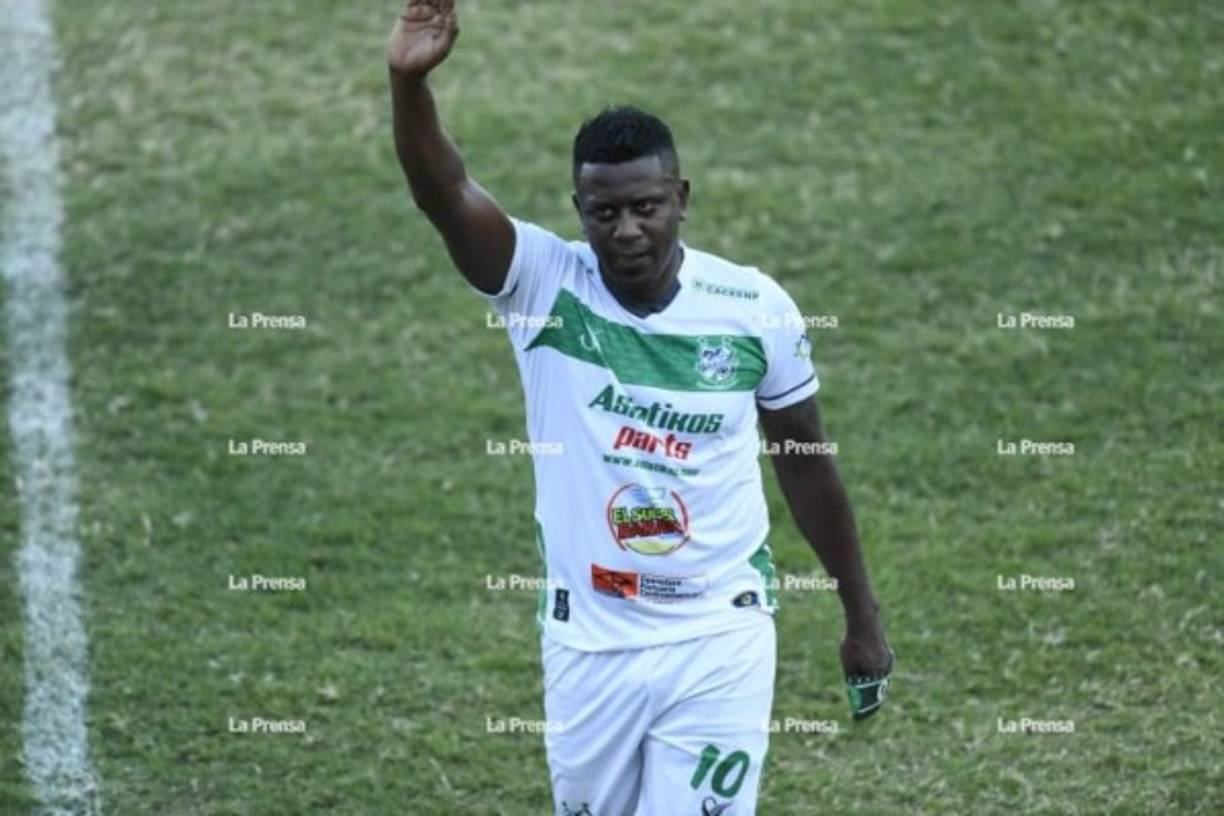 En el minuto 31, Edgard Álvarez salió de cambio diciendo adiós al fútbol profesional.