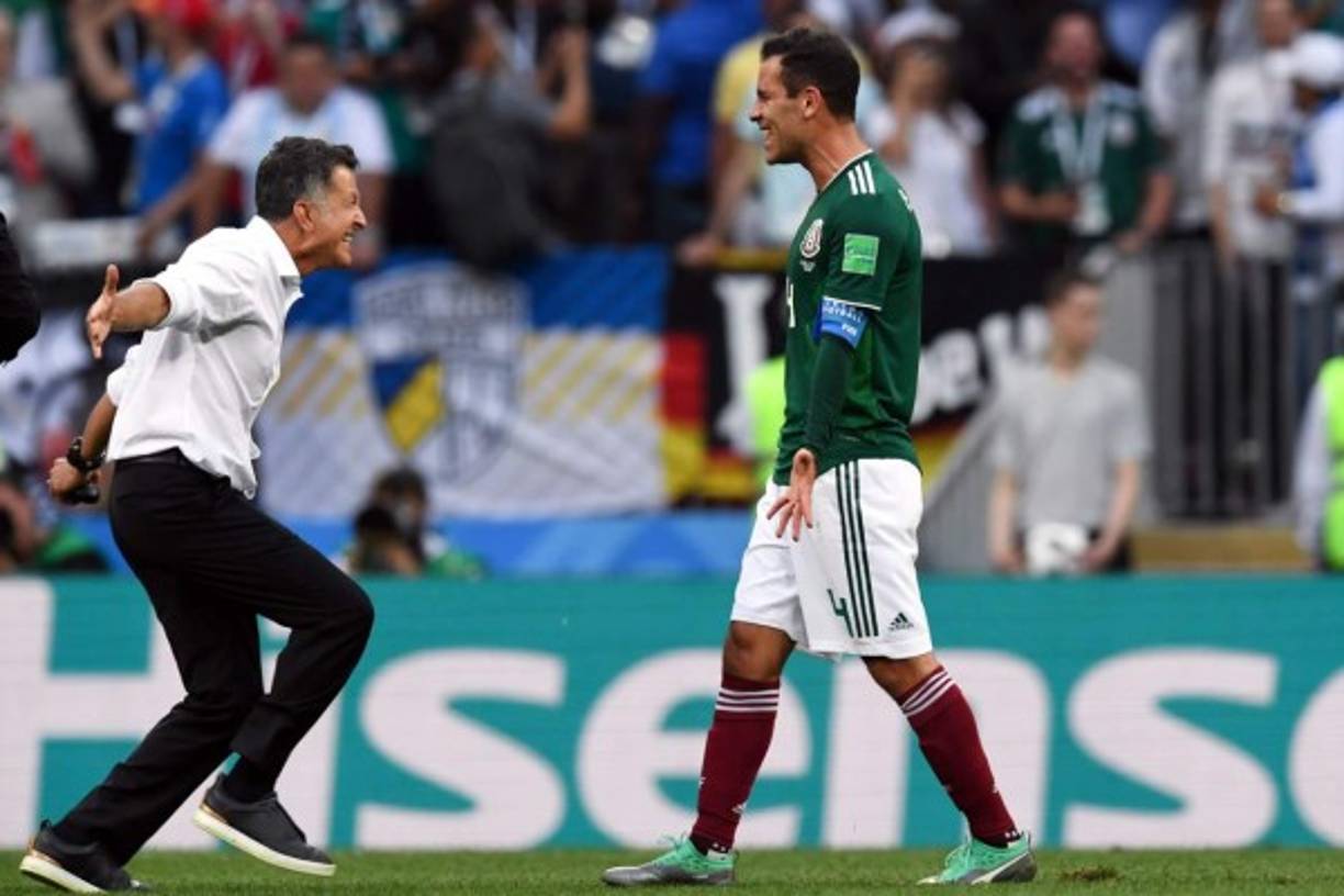 Juan Carlos Osorio corre a celebrar con el capitán mexicano Rafa Márquez. Foto AFP