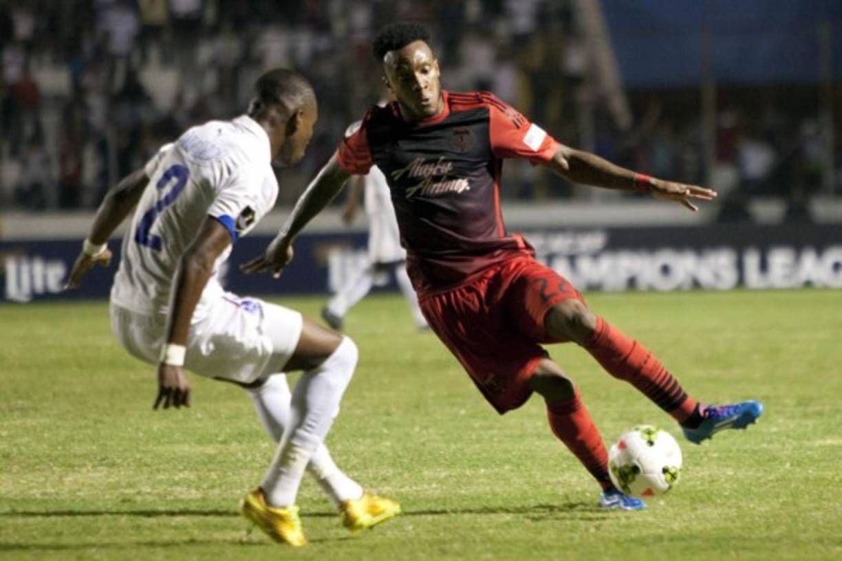 Kevin Álvarez lucha el balón con el jugador costarricense Roney Wallace del Portland Timbers.