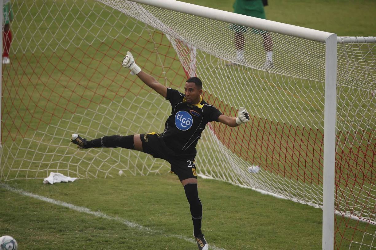 El exportero sumó dos ascensos a la Primera División, defendiendo la portería del Hispano de su ciudad natal y el Deportes Savio de Copán. También estuvo bajo palos en el Atlético Independiente de Siguatepeque.
