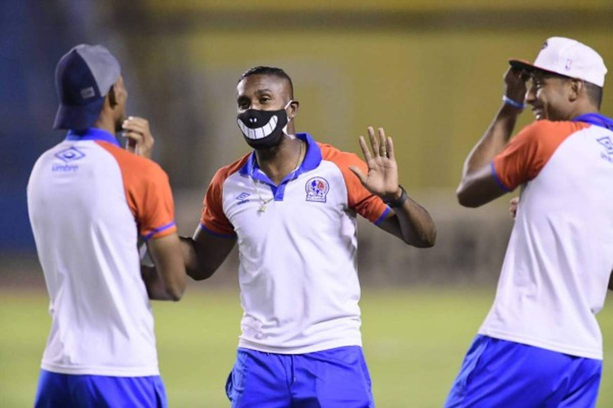 Brayan Beckeles estuvo antes en la cancha con una curiosa mascarilla que llamó la atención de sus compañeros.
