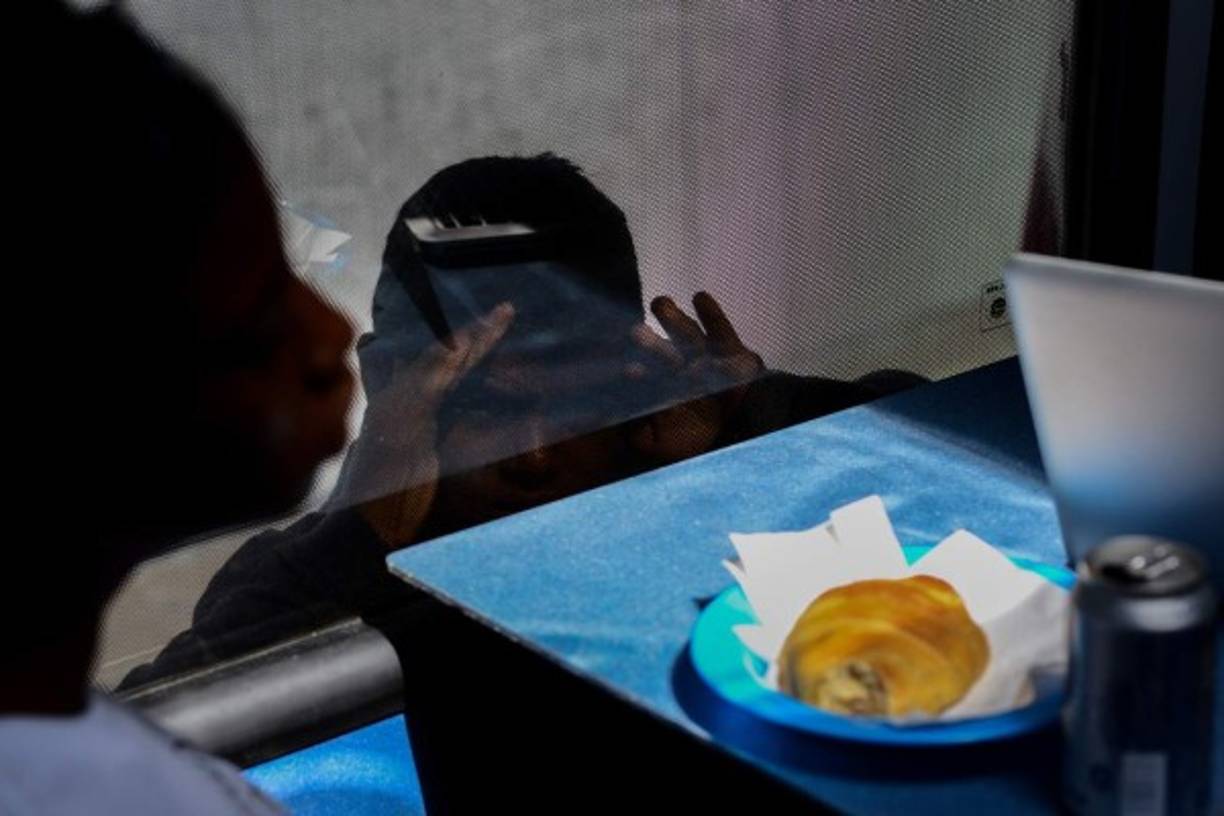 Expertos también atribuyen el alto costo de vida a la presión del dólar negro, que financia importaciones privadas, y a la emisión de dinero sin respaldo.<br/><br/>El bolívar se devaluó 95,5% en el mercado negro en el último año. El FMI prevé caídas del PIB de 12% en 2017 y 6% en 2018.<br/><br/>Con reservas internacionales de 9.743 millones de dólares y una deuda externa estimada en 150.000 millones, el país y su petrolera PDVSA fueron declaradas en default parcial por pagos atrasados de bonos.<br/><br/>Maduro busca renegociar la deuda, pero sanciones de Estados Unidos prohíben a ciudadanos y entidades de ese país transar nuevos títulos venezolanos.<br/>