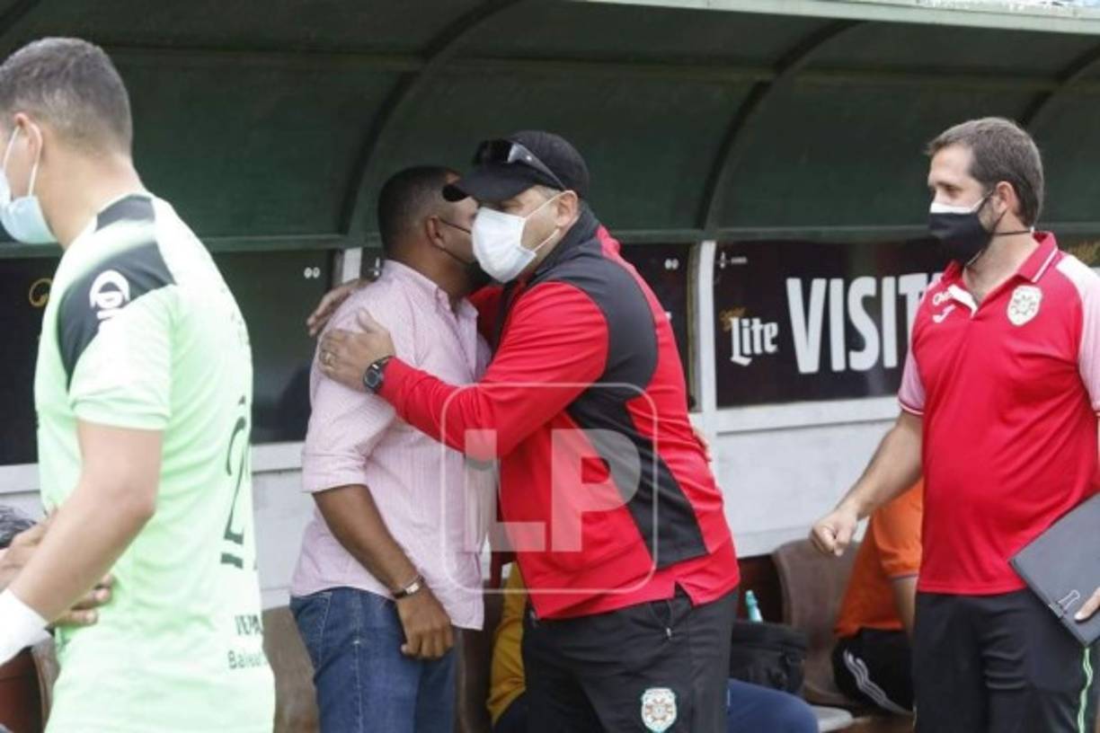 El afectuoso saludo entre los entrenadores Martín 'Tato' García y Raúl Cáceres previo al inicio del partdo Marathón-UPN.