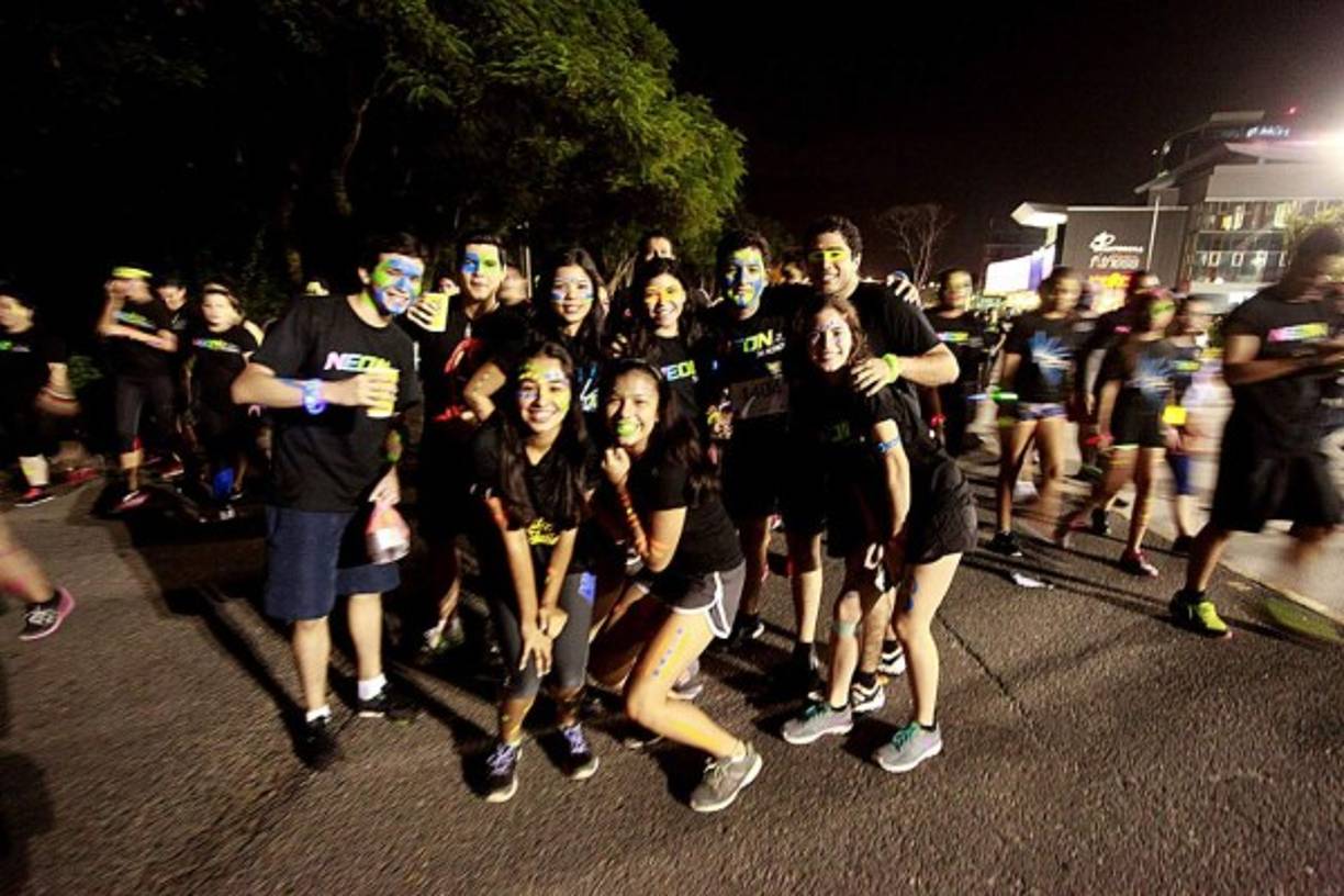 Algunos fueron con todos sus amigos a disfrutar del 'Neon Run'.