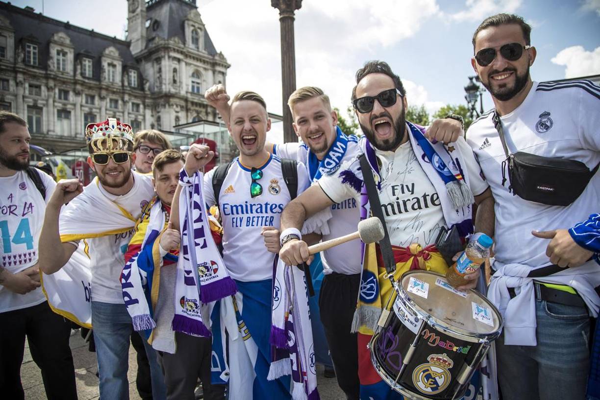 Miles de aficionados del Real Madrid han viajado a París para apoyar a su equipo en la final de la Champions.