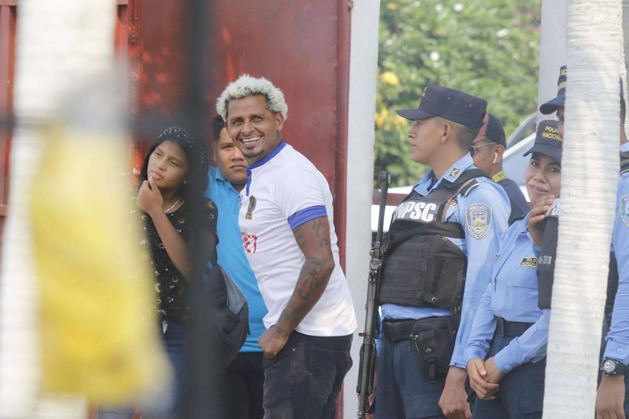 Wilfredo Barahona llamó la atención por su look con el cabello platinado.