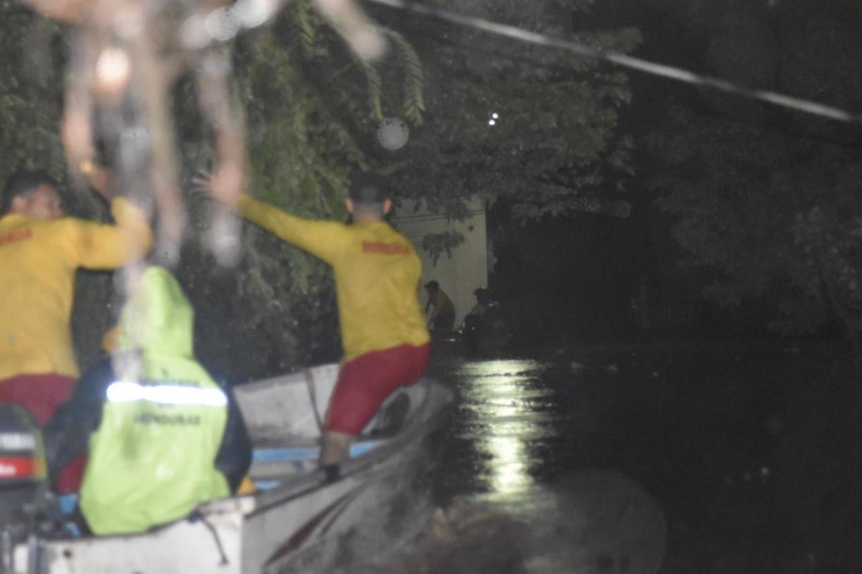 Los cuerpos de socorro andan a oscuras auxiliando a las personas que no pudieron salir de sus viviendas. 