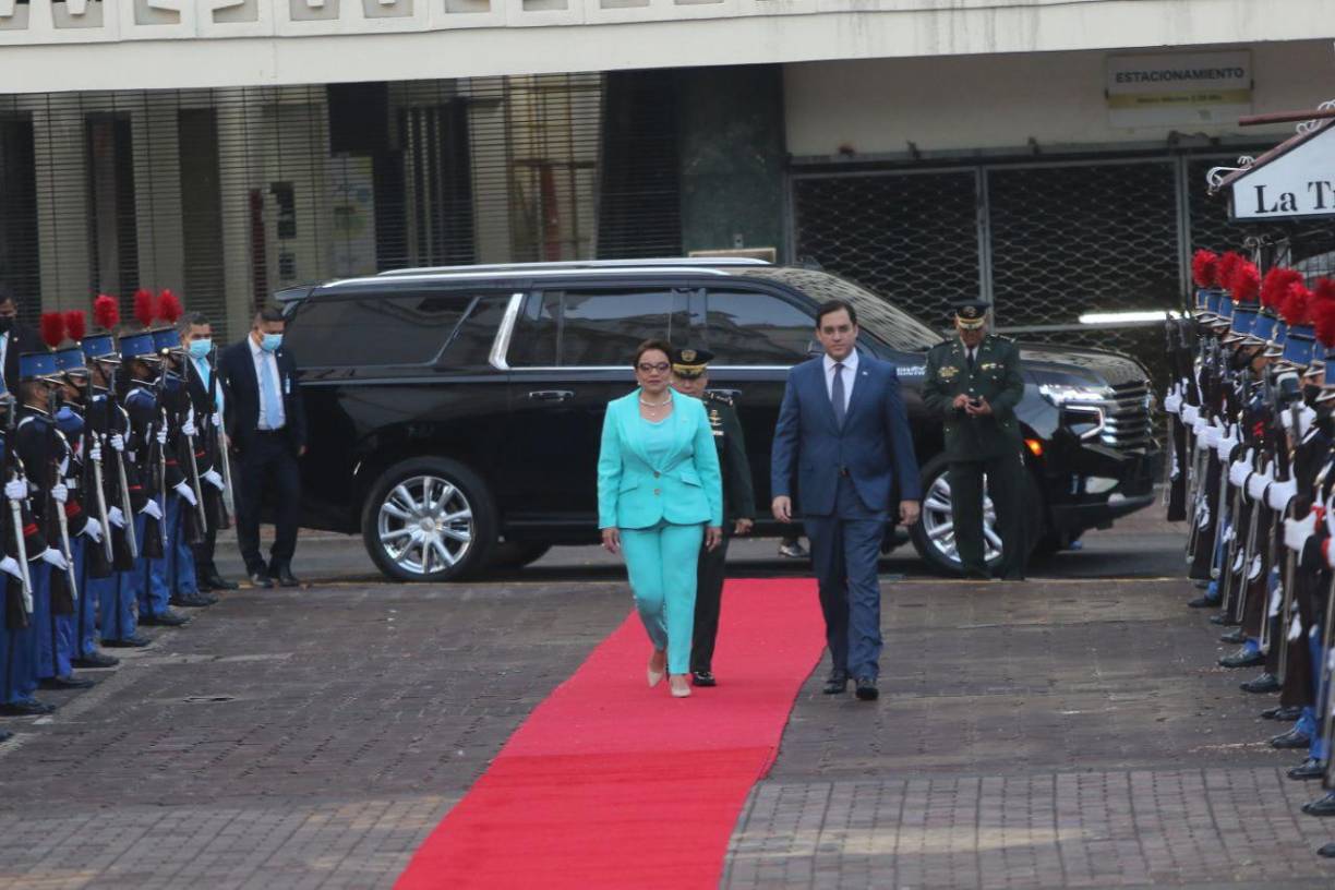 Cadetes de las Fuerzas Armadas acuerparon la llegada de la titular del Ejecutivo, quien caminó sobre una alfombra roja hacia el estrado principal, donde se desarrollaron los actos de inauguración de las celebraciones de independencia. 