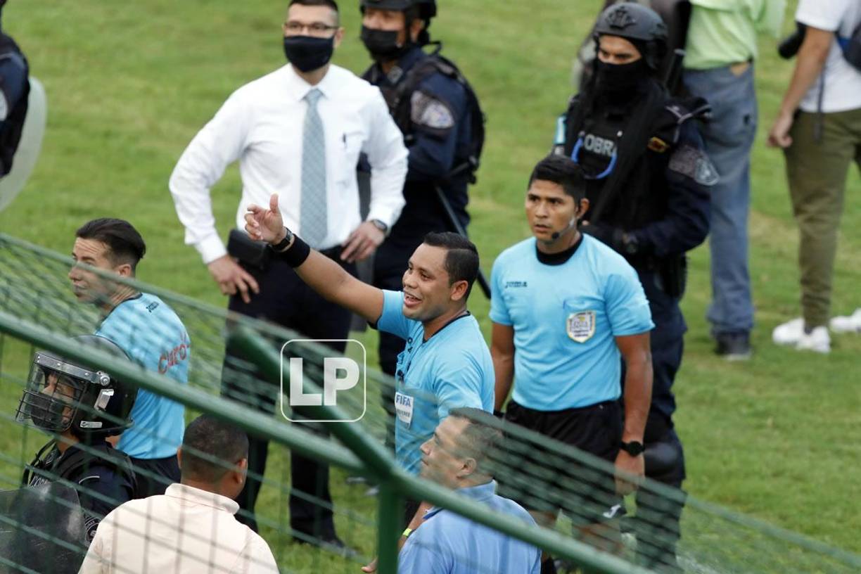 ¿Qué le dijeron? El árbitro Selvin Brown parecía tener un intercambio de palabras con aficionados tras el partido en el Yankel.