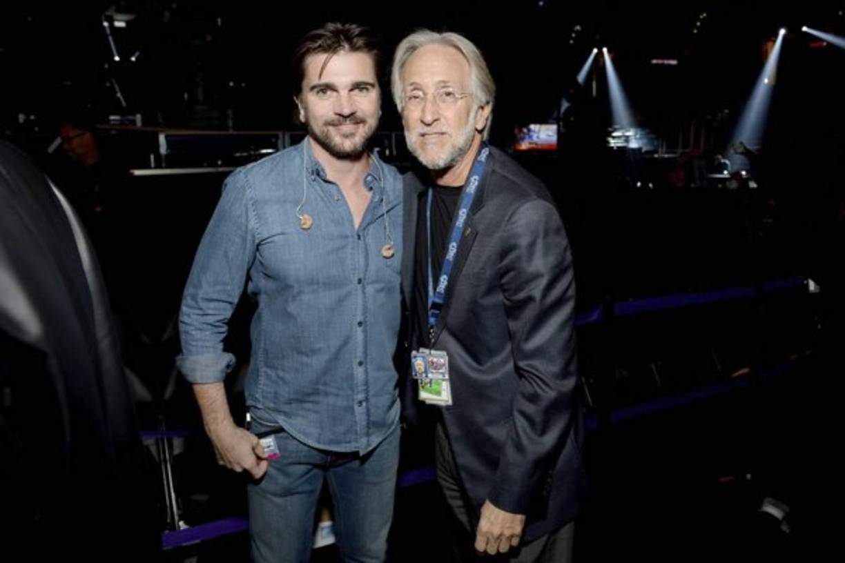 Juanes y el presidente de los Grammy.