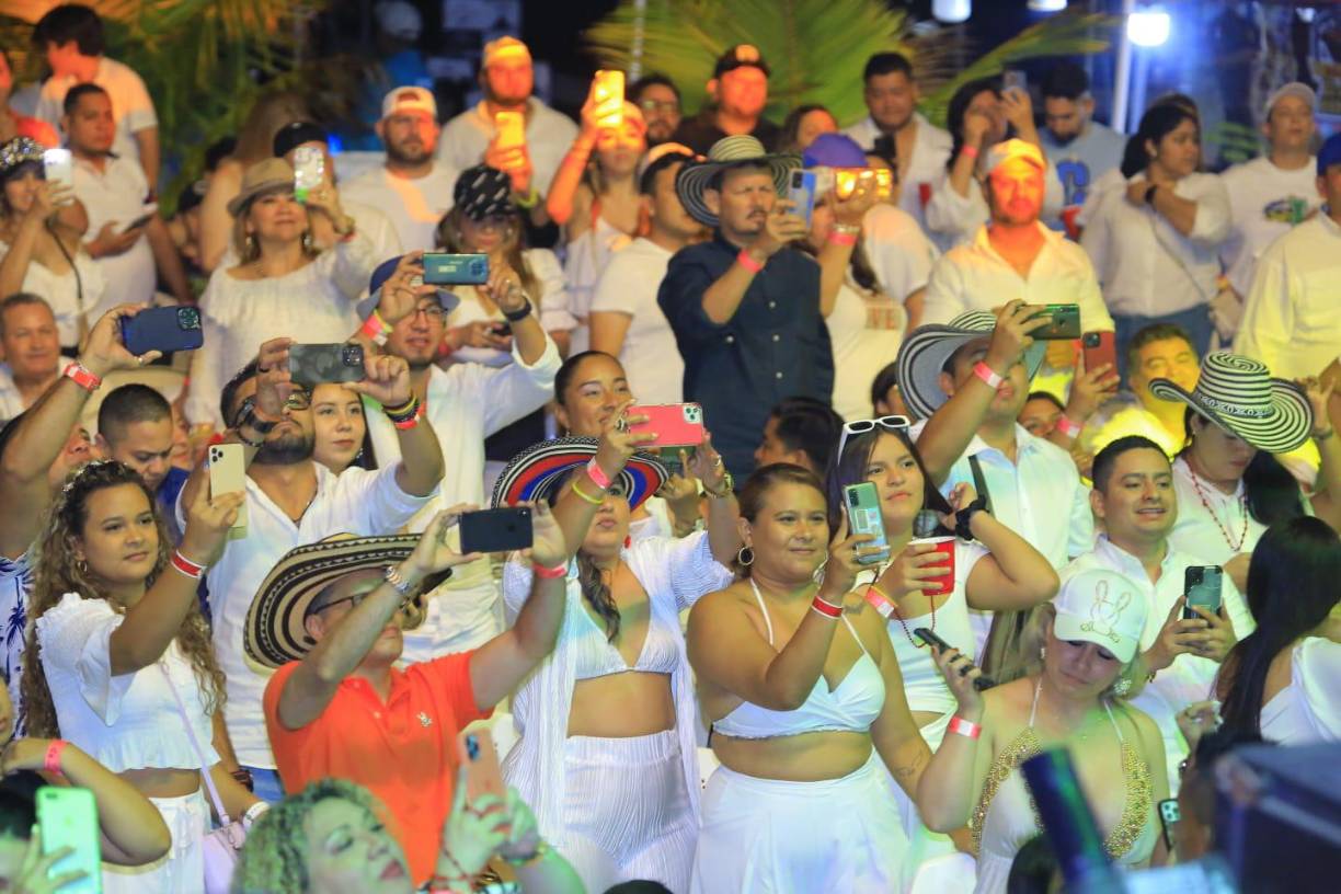 El intérprete de música vallenato deleitó a los asistentes por más de dos horas. 