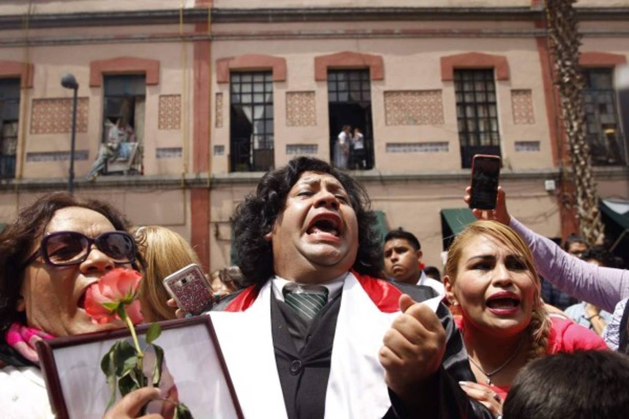 Este imitador de Juan Gabriel se muestra muy efusivo.
