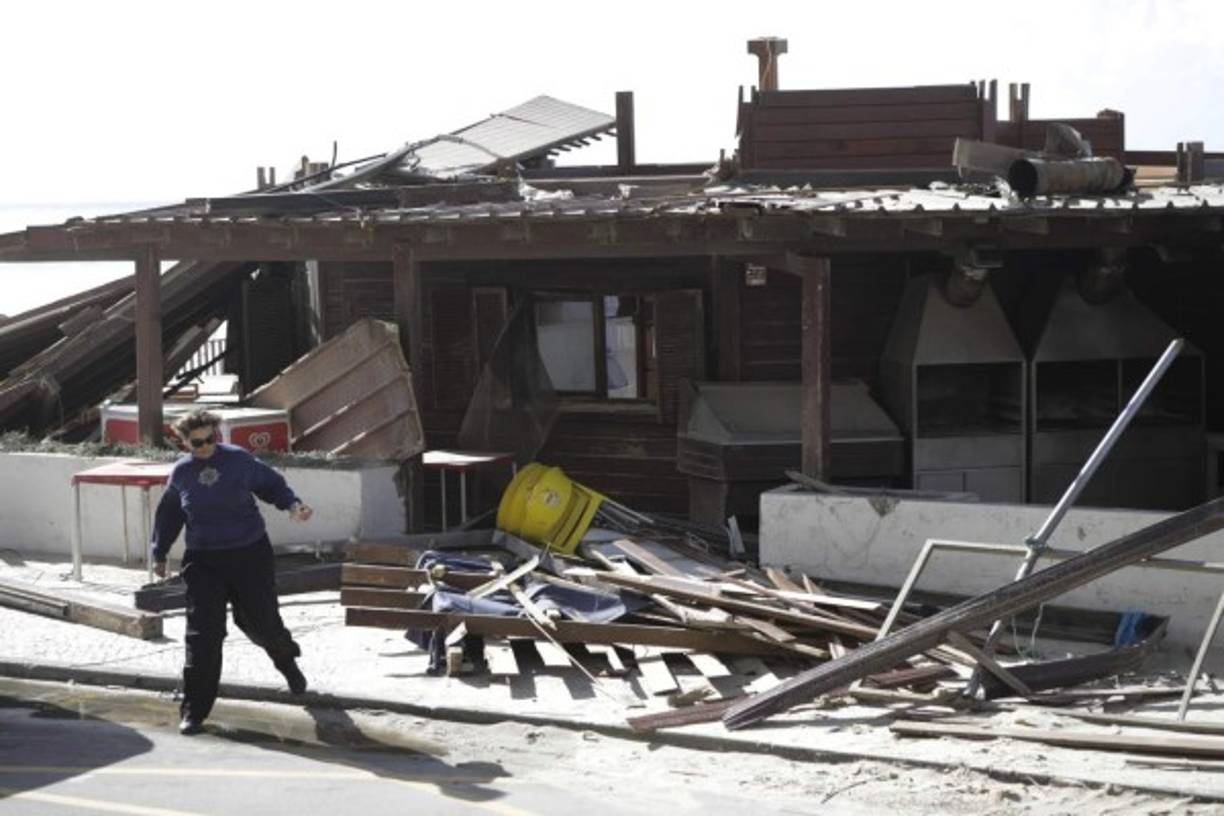 Los distritos de Coimbra y Leiria, en el centro de Portugal, fueron los más afectados, con cientos de árboles caídos, inundaciones, destrozos en fachadas, terrazas, ventanas y portales de edificios.