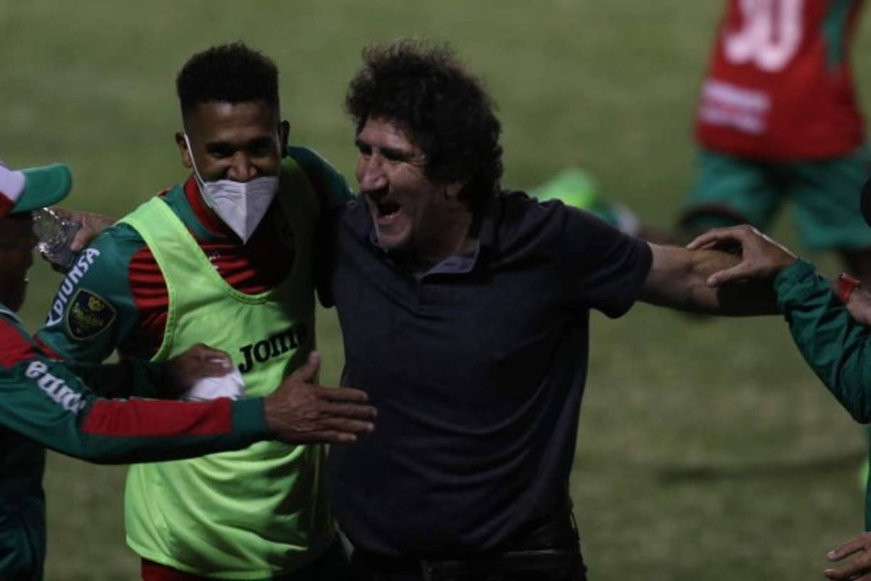 La eufórica celebración de Héctor Vargas con su cuerpo técnico y jugadores tras el pitazo final del partido.
