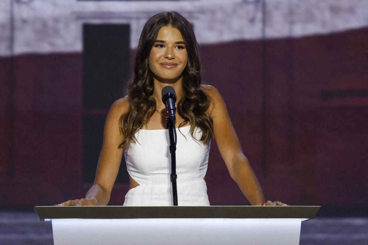 Kai Trump, la nieta mayor del expresidente de Estados Unidos Donald Trump, se involucró por primera vez en política para, desde la convención republicana, proclamarle su apoyo e intentar convencer a los votantes de que su abuelo “quiere lo mejor para el país”.