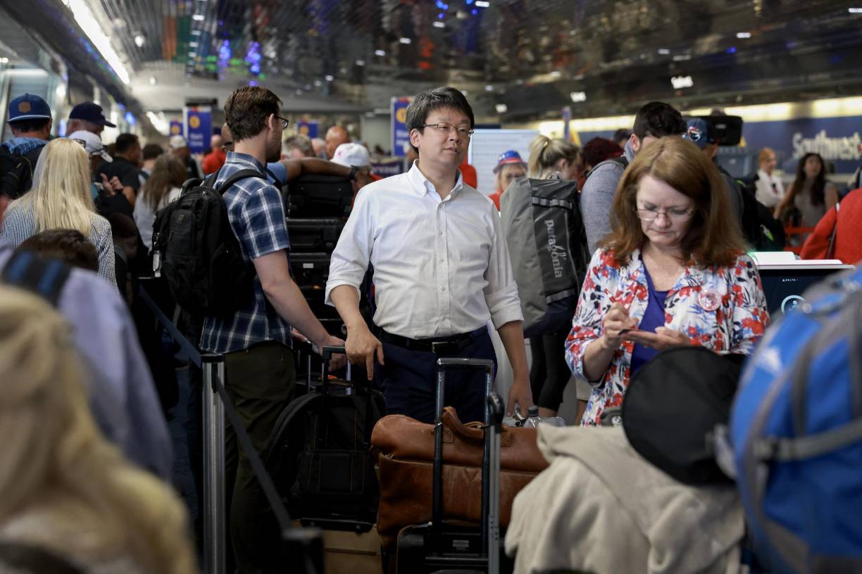 En plena temporada de vacaciones, se formaron multitudes en Berlín, en el <b>aeródromo</b> neerlandés de Ámsterdam-Schiphol y en el de Hong Kong, indicaron los gestores aeroportuarios de estos países.
