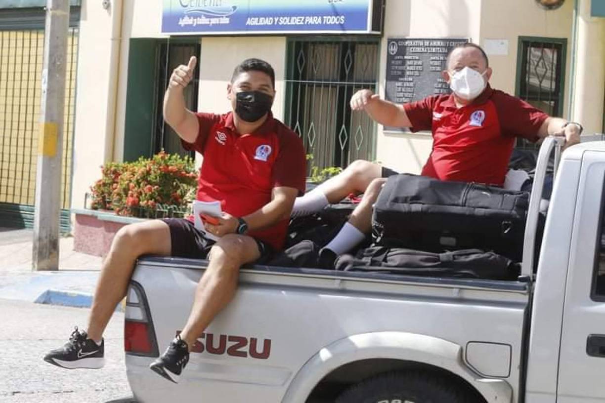 Utileros del Olimpia llegando al estadio de La Ceiba antes del partido.