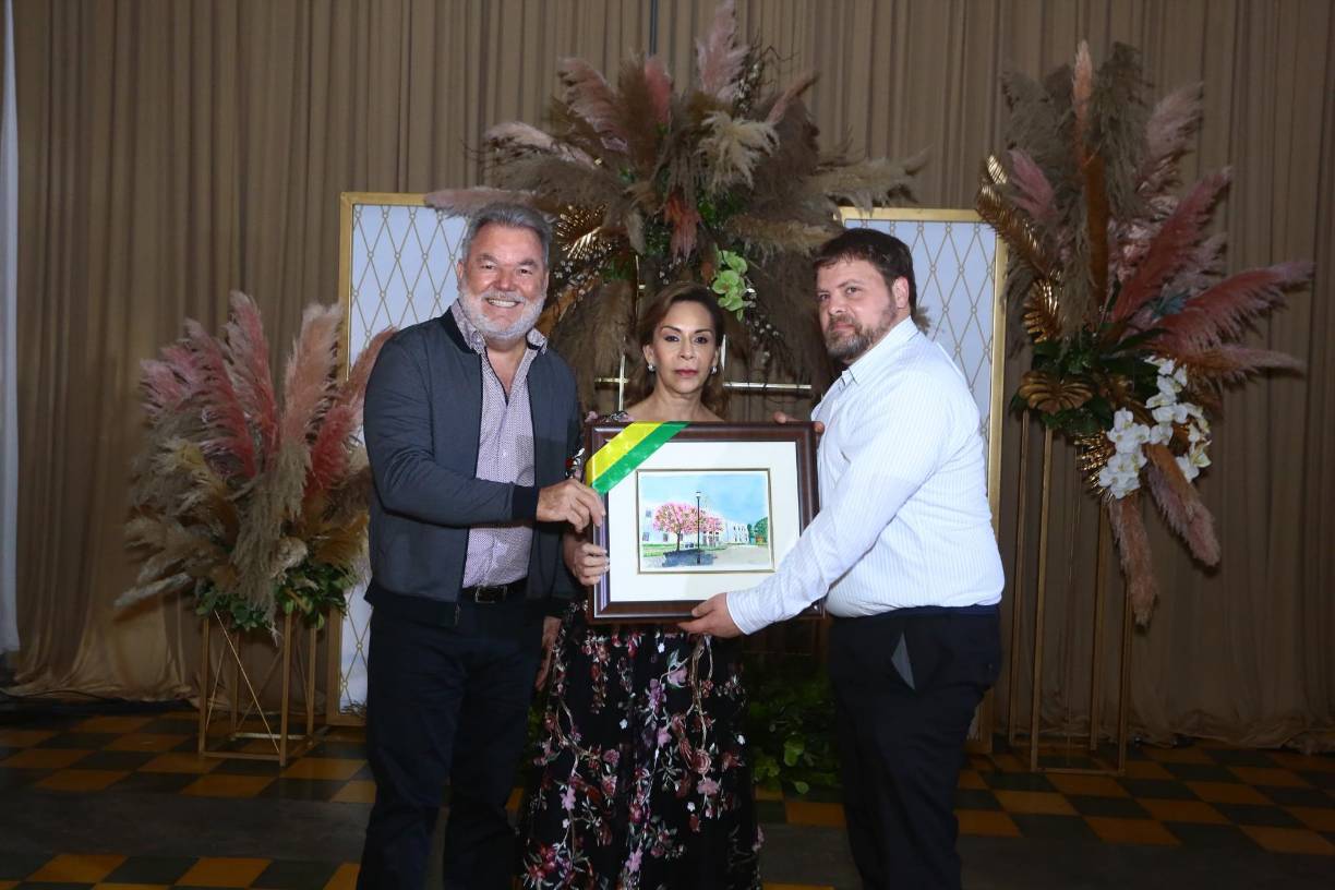 Entrega de reconocimiento a Christopher Strom de la Agencia de los Estados Unidos para el Desarrollo Internacional (USAID).