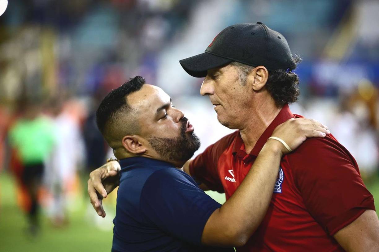 El cariñoso saludo entre Pedro Troglio y Orlando López, entrenador de la UPN.
