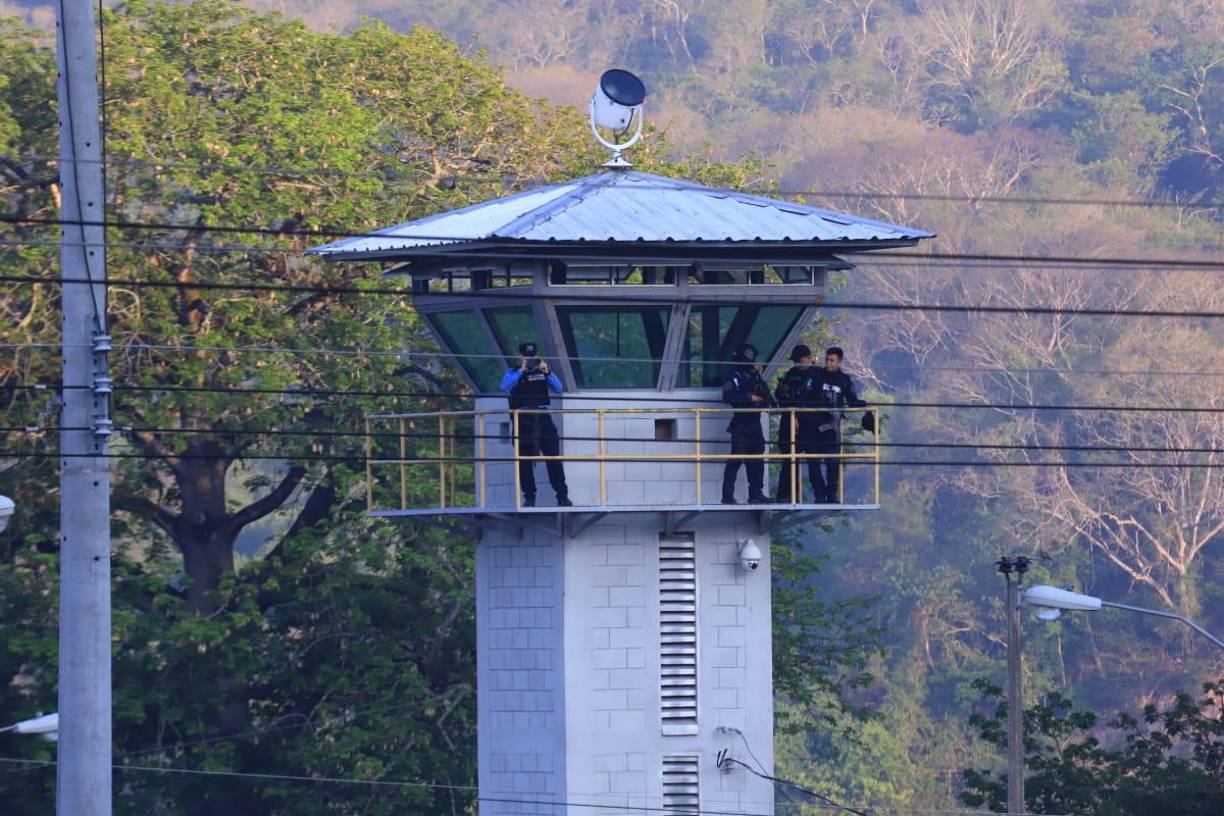 Además, la falta de instalaciones físicas adecuadas y seguras para el alojamiento de los reclusos, las condiciones de higiene y salubridad son deplorables.