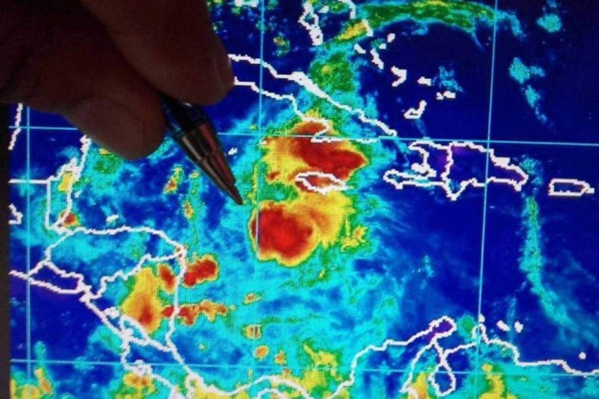 Honduras corre especial peligro al encontrarse en el corredor de huracanes del atlántico, donde cada año se forman de entre 5 a 10 huracanes.<br/><br/>El calentamiento global favorece la formación de intensos huracanes que pueden afectar gravemente al país, como el huracán Mitch en 1998.