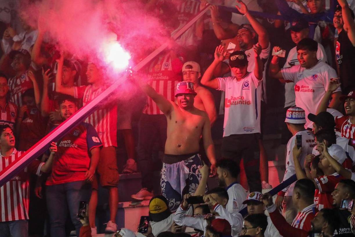 El olimpismo se dio cita en el Nacional. La Ultra Fiel, barra del Olimpia, animó sin parar a su equipo.