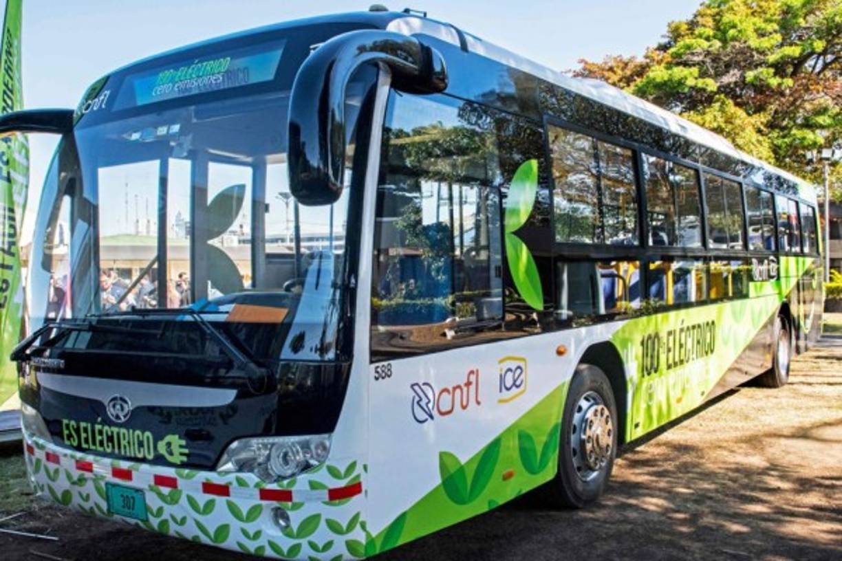Costa Rica pondrá en marcha este año un plan piloto para electrificar su transporte en autobuses, con 15 unidades que circularán por todo el país, anunciaron este jueves el gobierno y empresarios.<br/><br/>Se trata de 12 autobuses adquiridos por empresas del sector y otos tres aportados por la agencia de cooperación alemana (GIZ), que permitirán probar los buses en las distintas zonas del país. Fotos: AFP